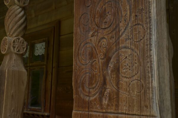 Фрагмент різьби на дерев'яному вхідному порталі ан вході у хату