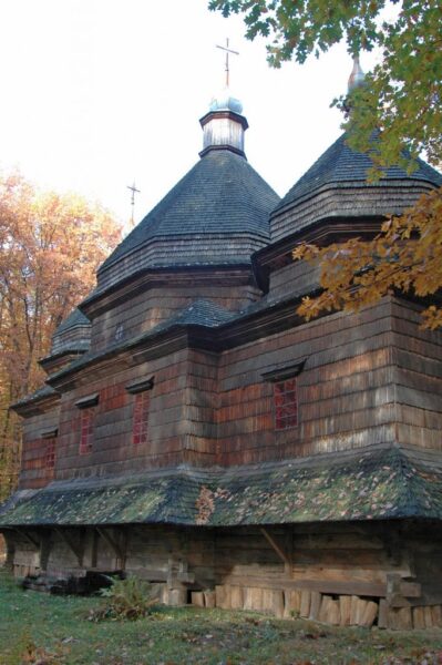 Дерев'яна зрубна церква зі села Стоянів вид збоку сектор Львівщина