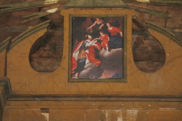 Ікона в червоних тонах над вівтарем костелу