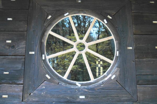 Кругле вікно у стіні костелу