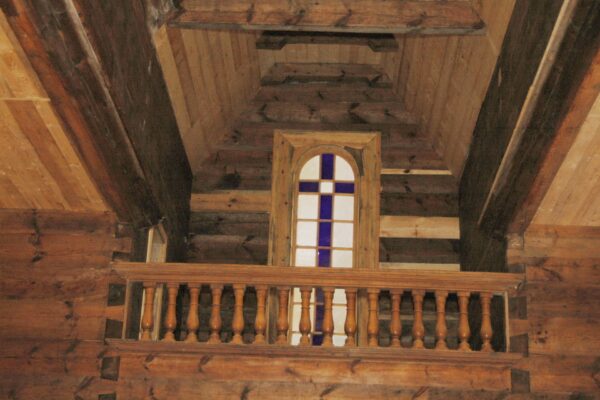 Вид на хори всередині костелу зі села Язлівчик