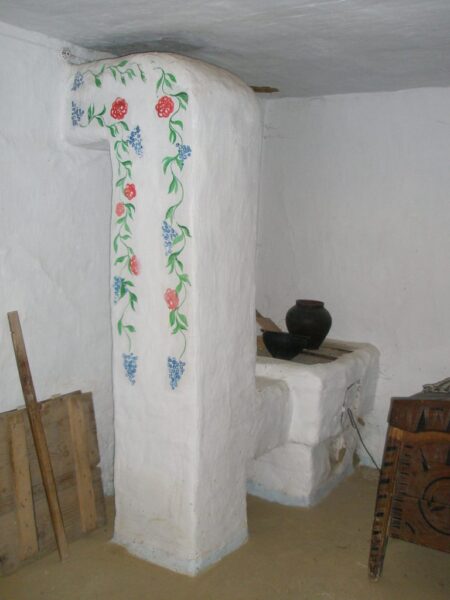 Білена піч розписана рослинним орнаментом з квітами та виноградом