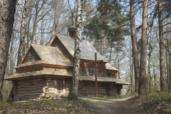 Дерев'яна церква зі села Соколів 1773 року посеред лісу в етнозонні Поділля