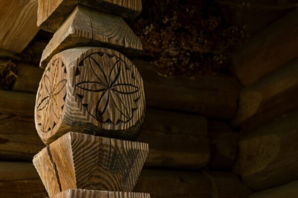 Фрагмент дерев'яного стовпчика з вирізьбленою розетою