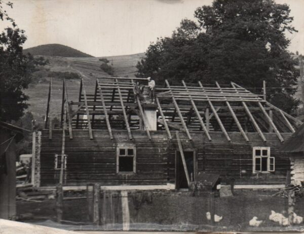Архівне фото бойківської сільської школи в процесі розбирання даху