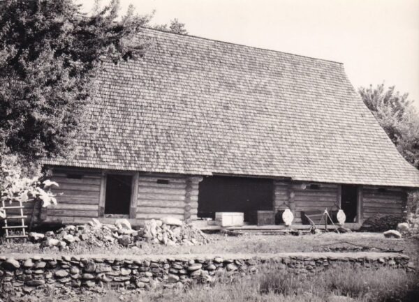 Велика бойківська стайня-стодола під гонтовим дахом в музеї (чорно-біле фото)