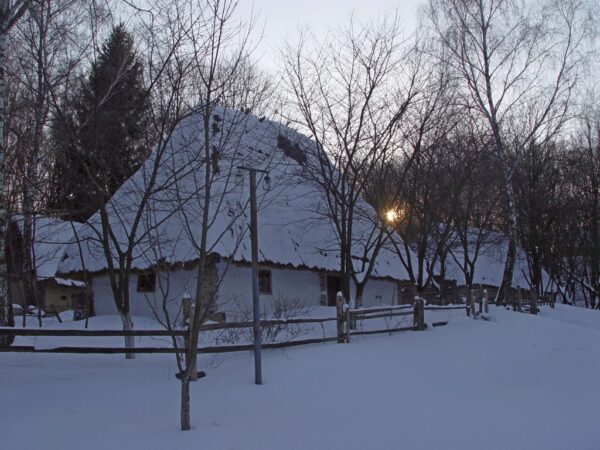 Зрубна білена лемківська хата 1860 року в снігу