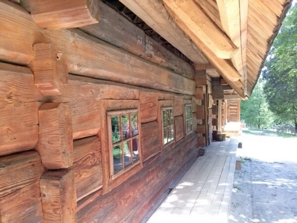 Фасадна стіна з трьома вікнами бойківської дерев'яної хати